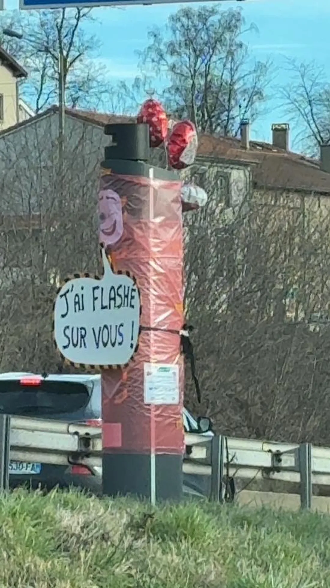 Il est écrit "j'ai flashé sur vous" sur le radar. 