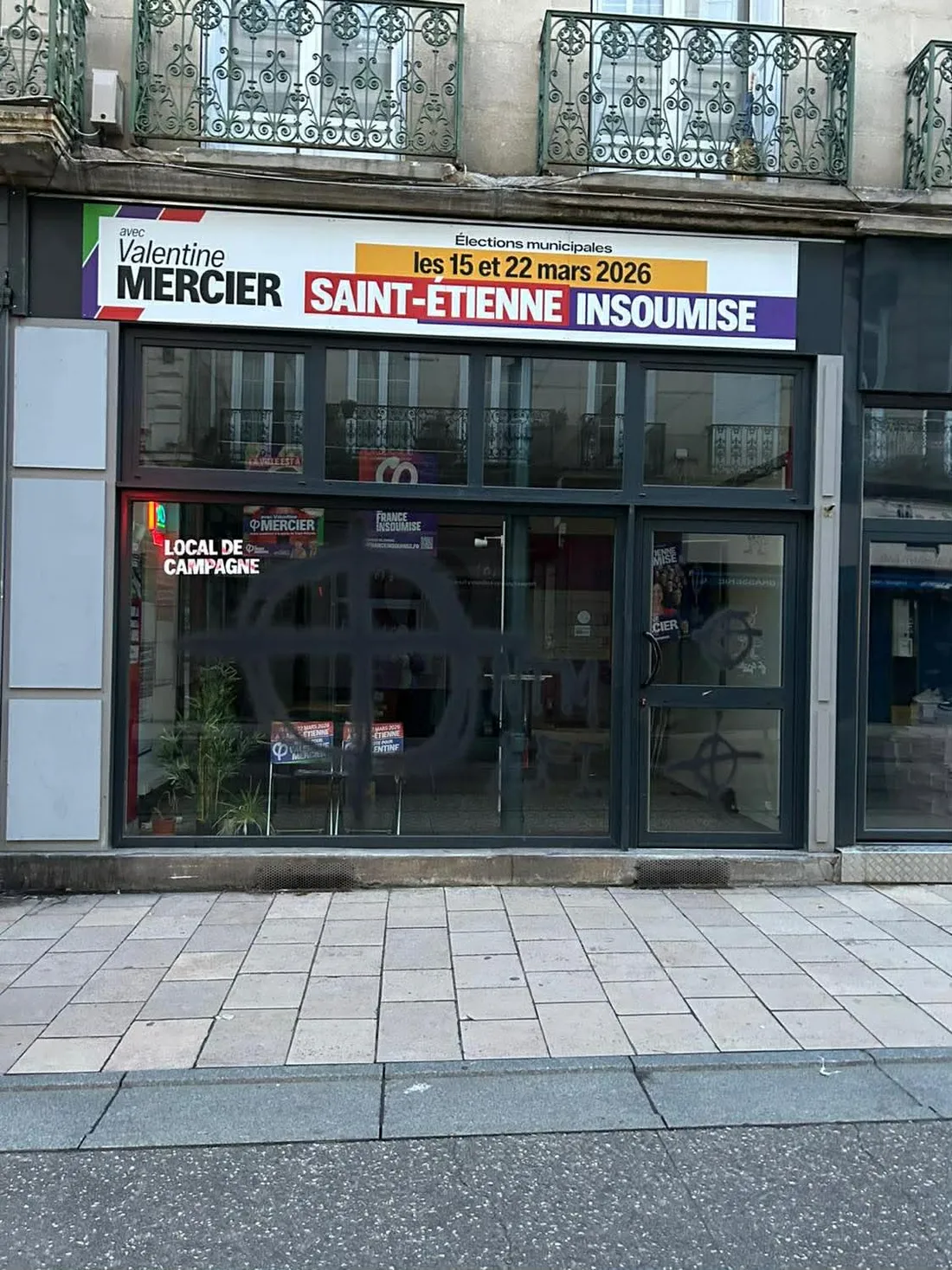 Les tags sur le local de Valentine Mercier.