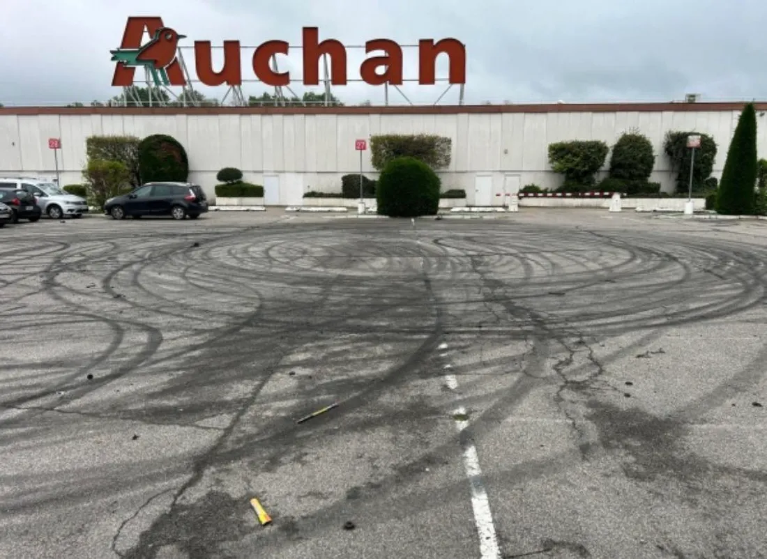 Le rassemblement des passionnés d'auto à Auchan Villars.