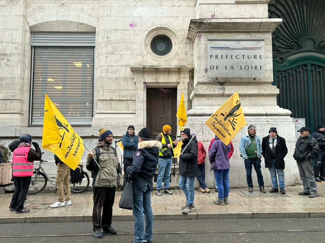 Un rassemblement est en cours devant la préfecture de la Loire.