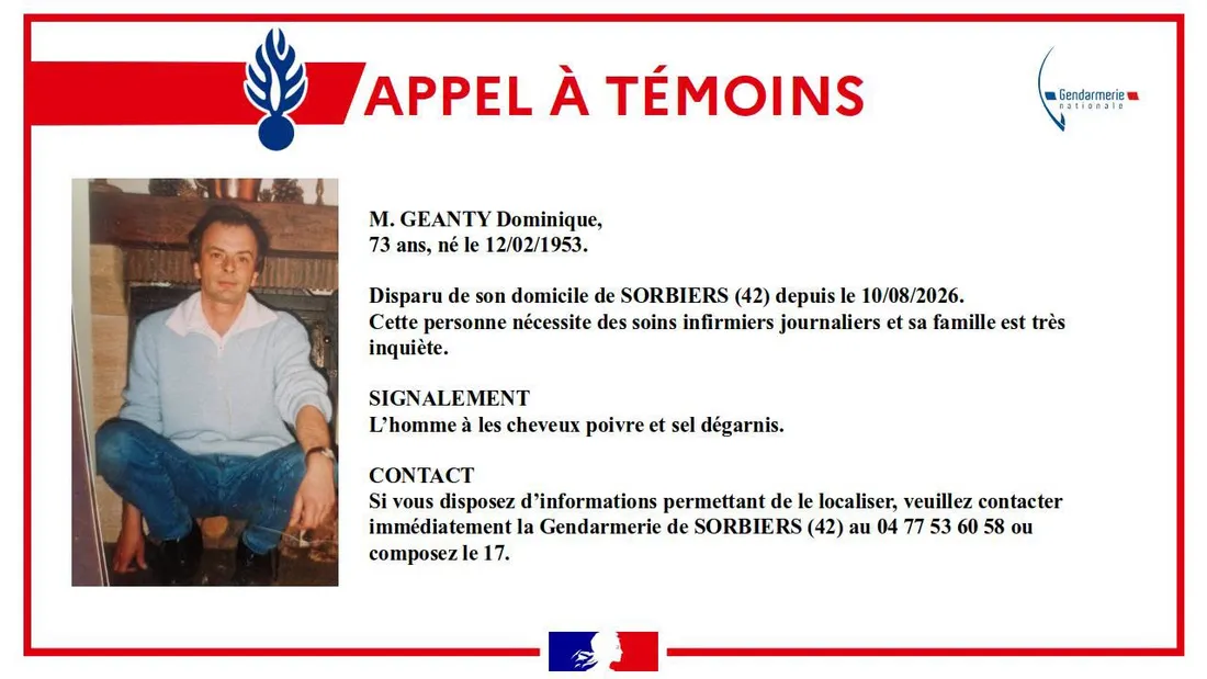 L'homme a les cheveux poivre et sel et dégarnis. 