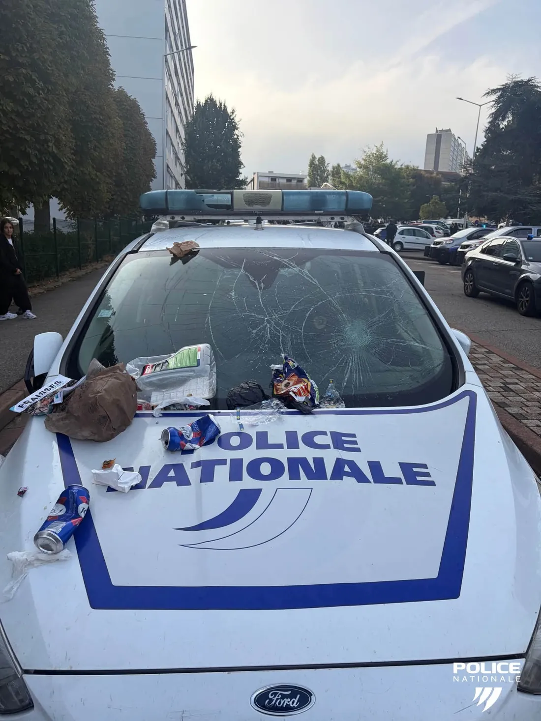 Une voiture  de police a notamment été dégradée.