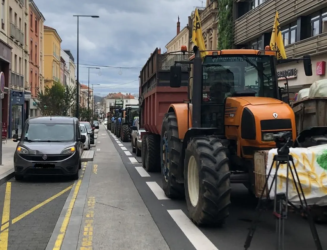 Les tracteurs dans le centre-ville de Roanne.