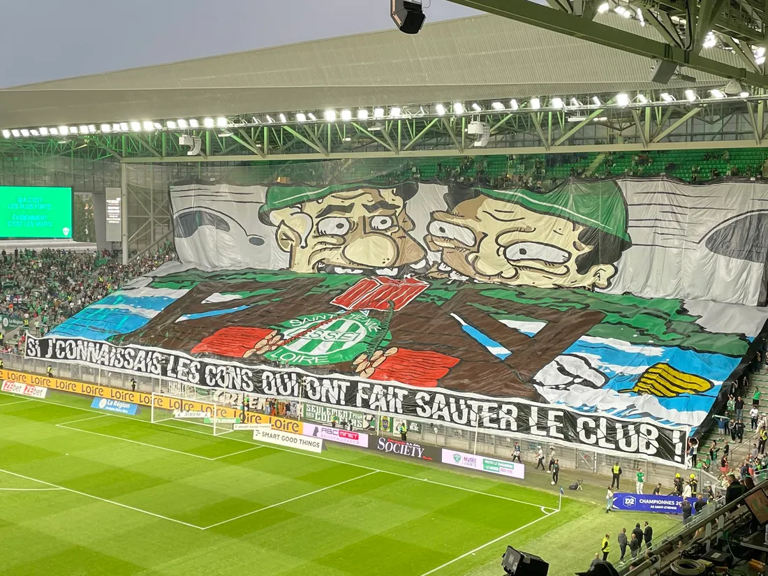 Un tifo est déployé pour se moquer des deux présidents du club, Bernard Caïazzo et Roland Romeyer