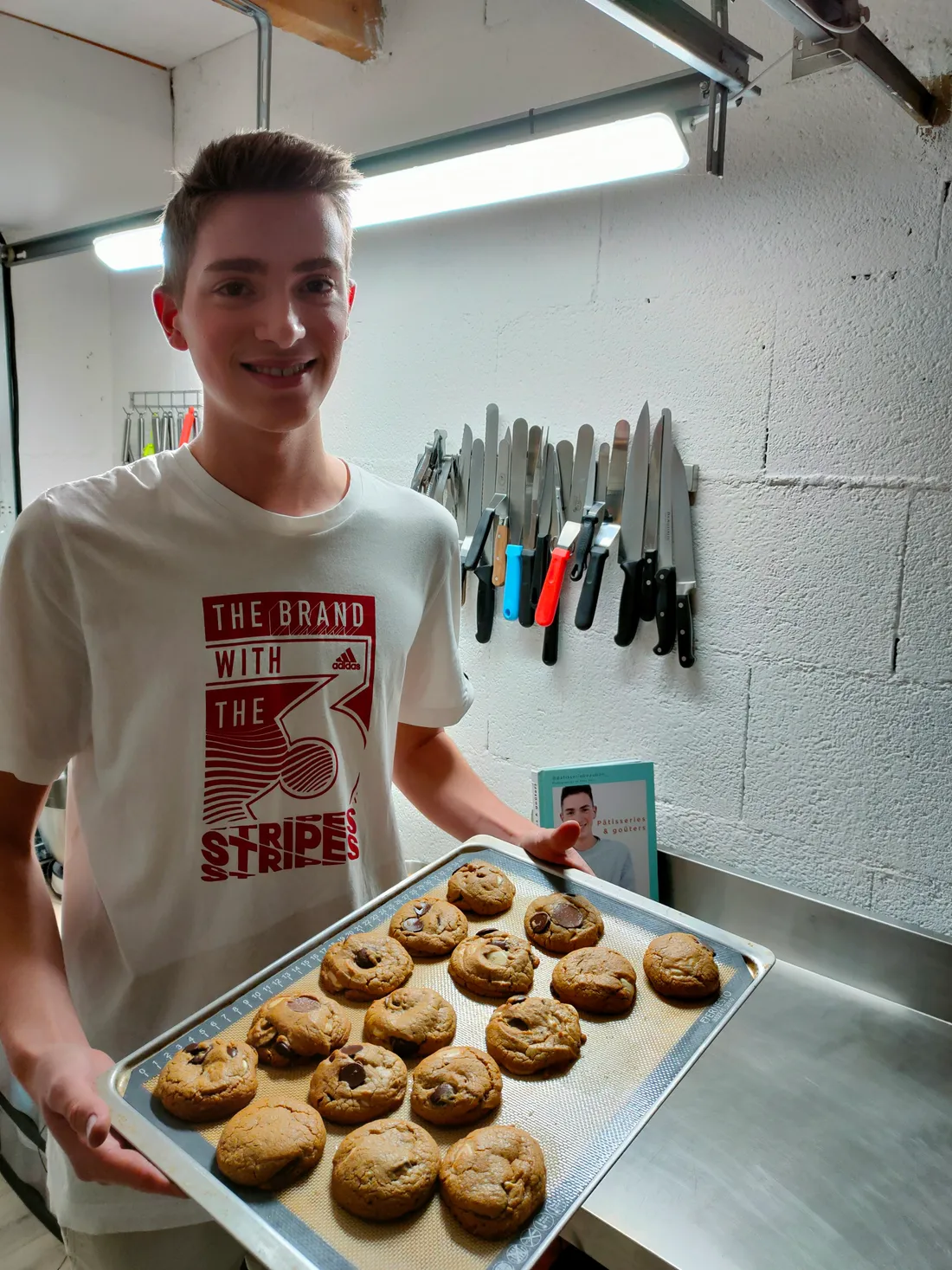 Romain Gourseau vient de finir la recette des cookies trois chocolats