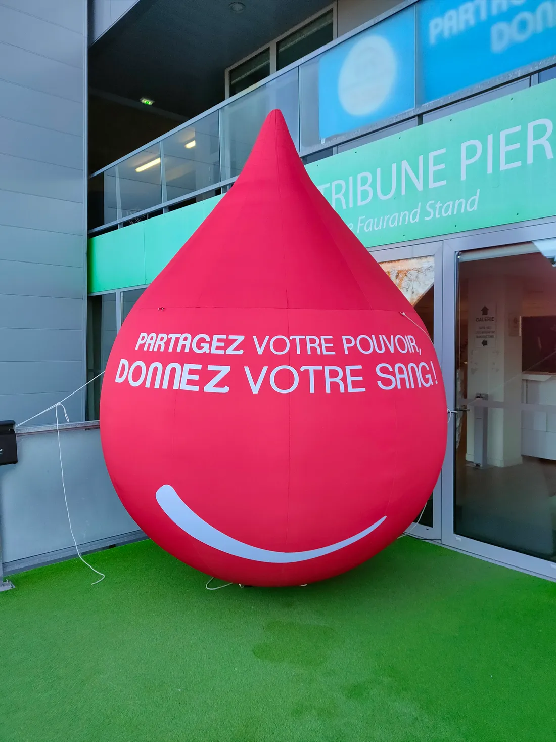 La goutte de sang à l'entrée du chaudron