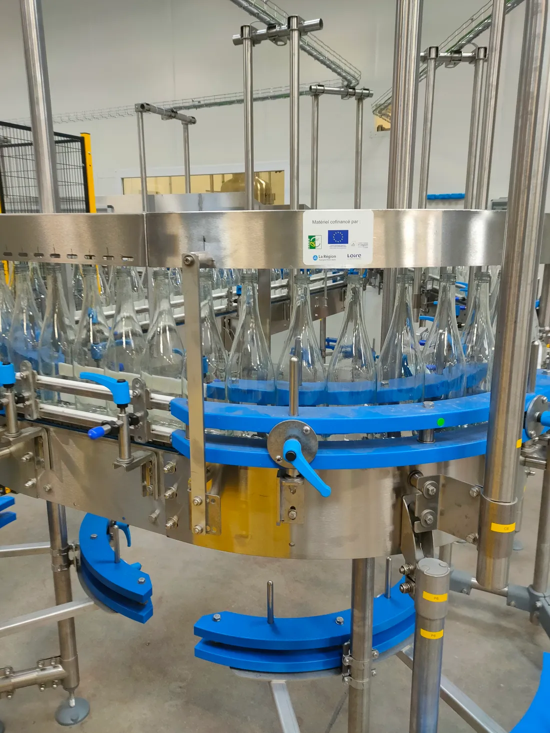 Les bouteilles d'eau de Montarcher sont prêtes à être remplies 