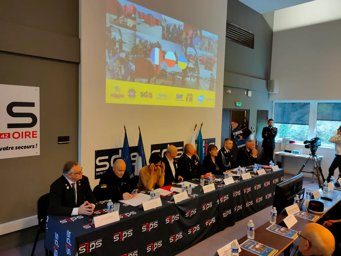 Les officiels durant la présentation de l'unité de soins mobiles des pompiers humanitaires français 