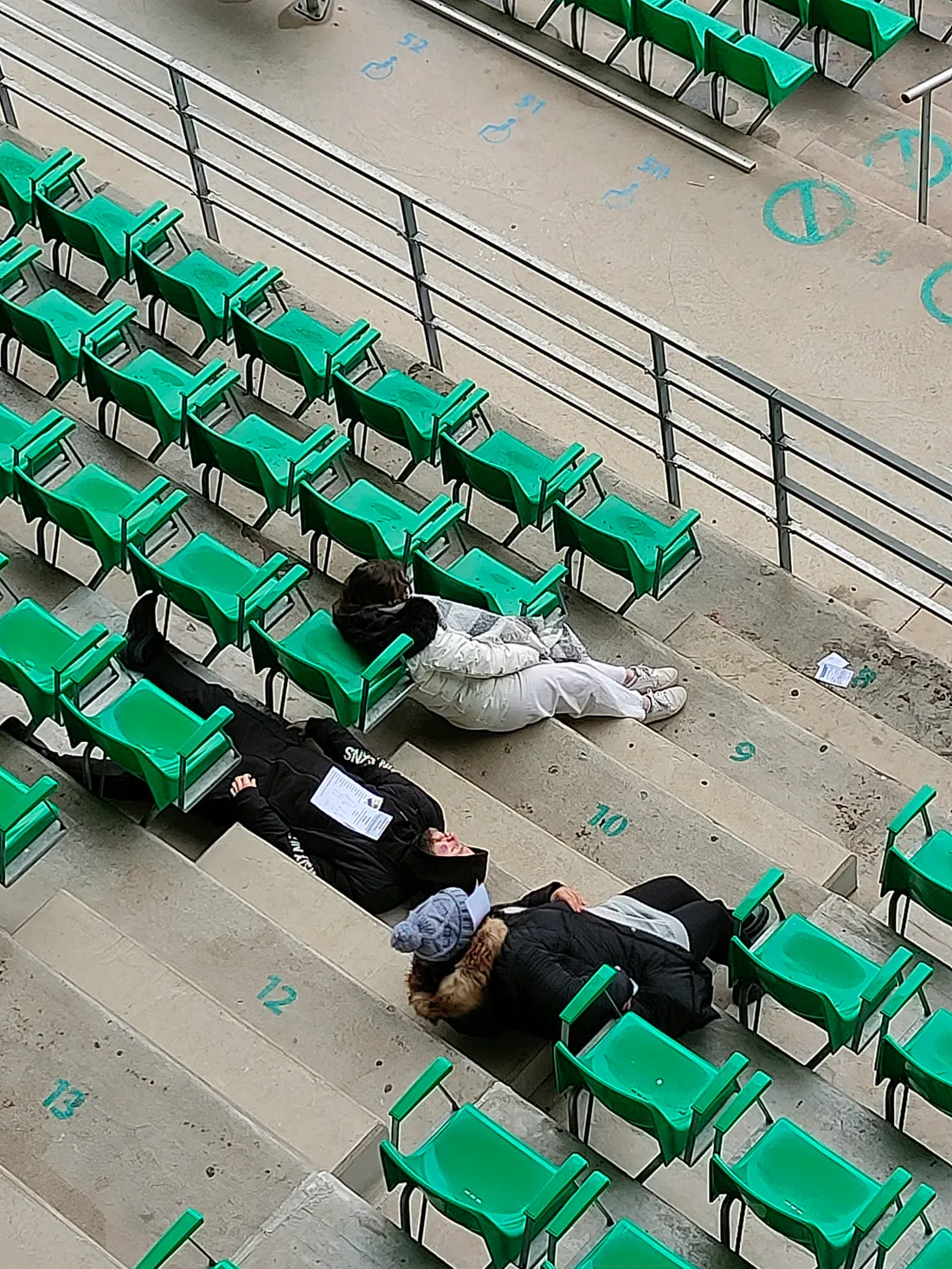 Les figurants s'allongent dans les tribunes