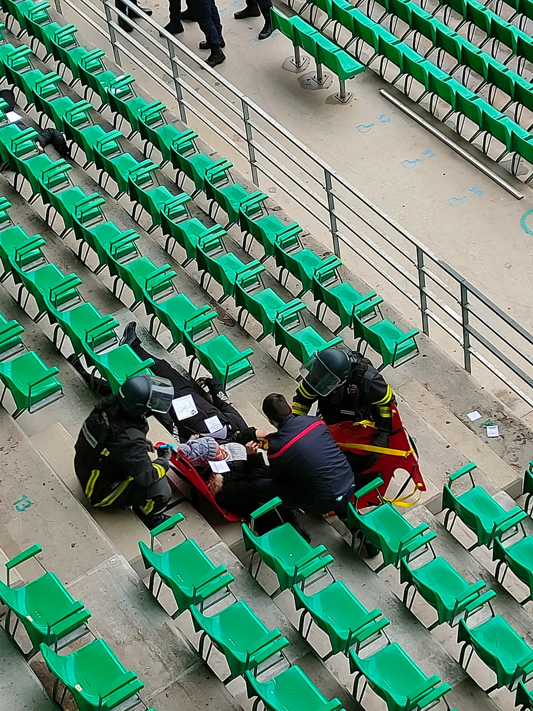 Les pompiers s'occupent d'une personne "blessée"