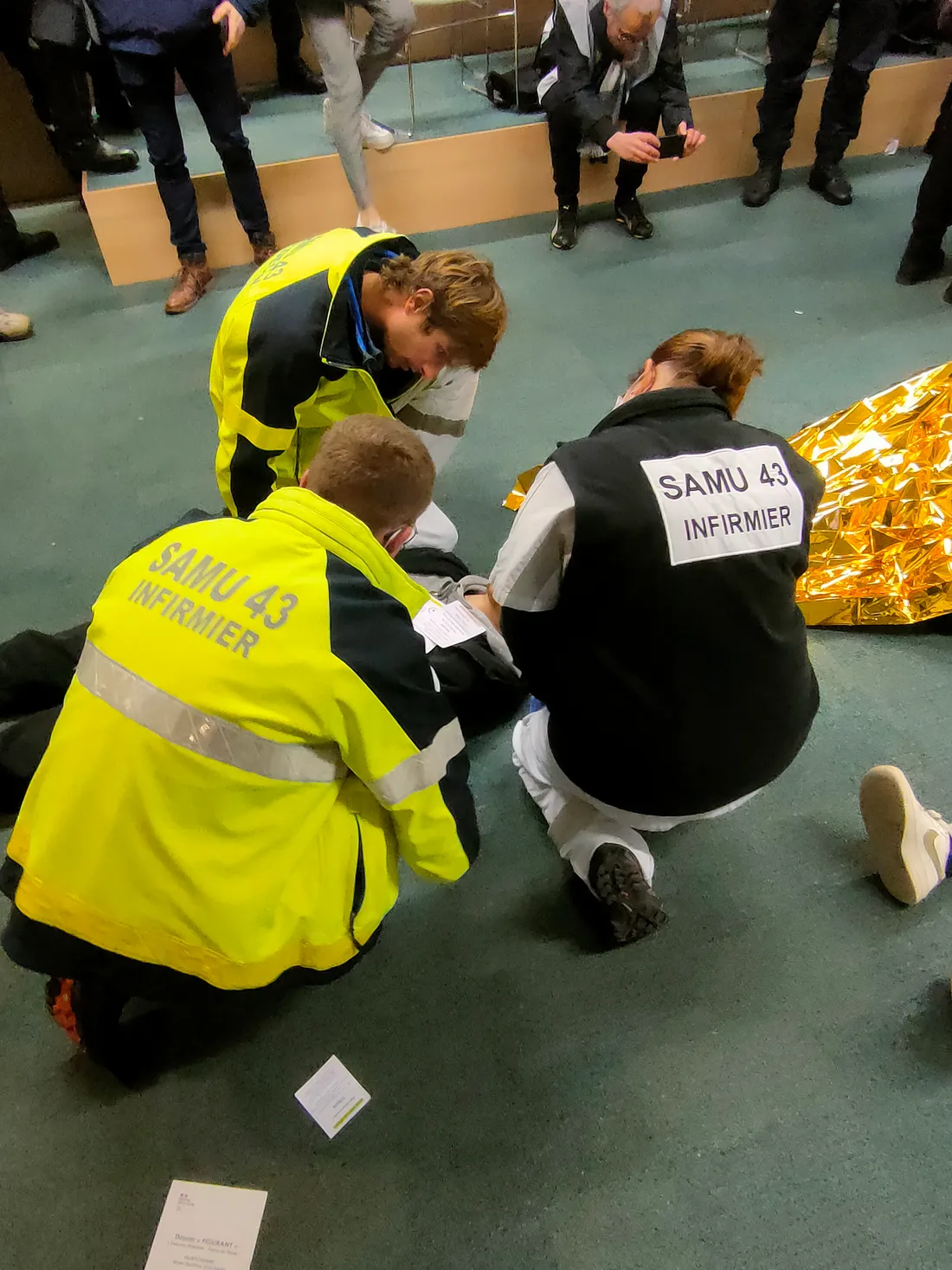 Des professionnels de la santé s'occupent d'une personne "blessé" ou "morte"