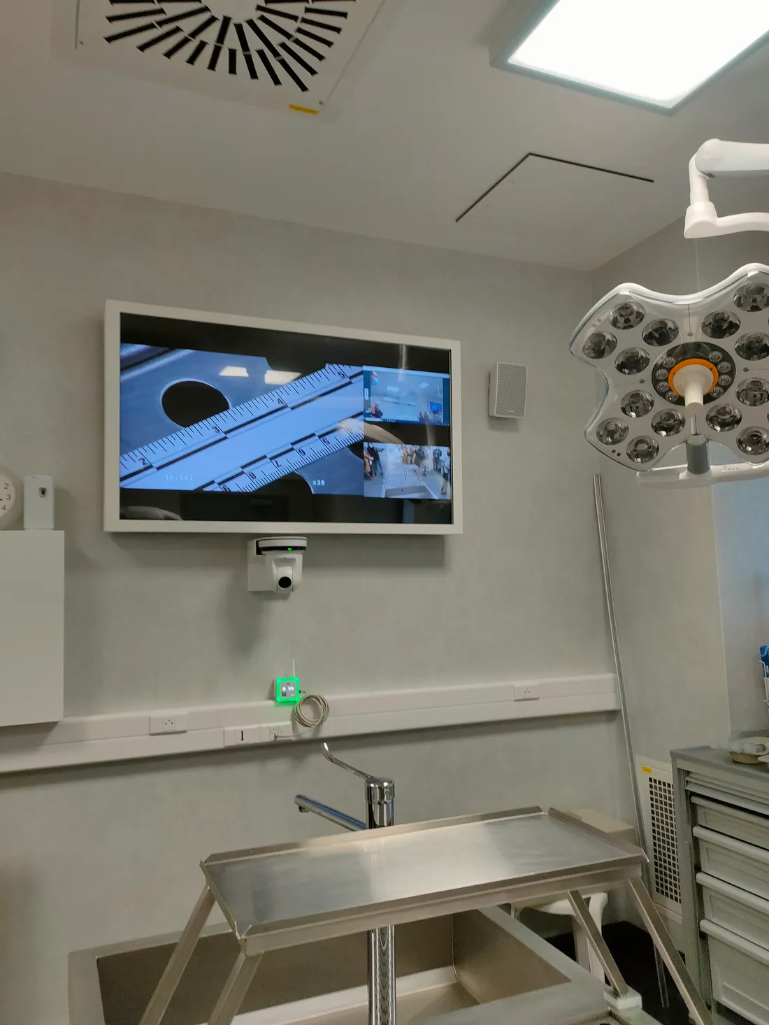 L'écran sur lequel forces de l'ordre et magistrats peuvent assister à l'autopsie