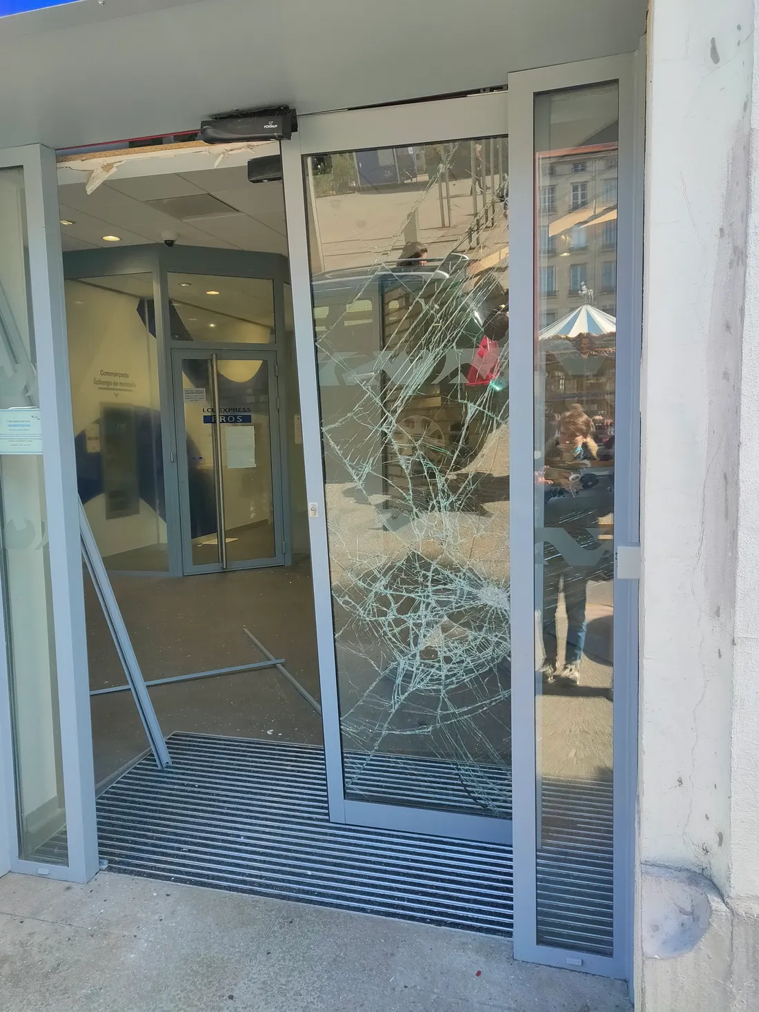 La banque LCL s'est fait casser ses portes lors de la manifestation du 28 mars 