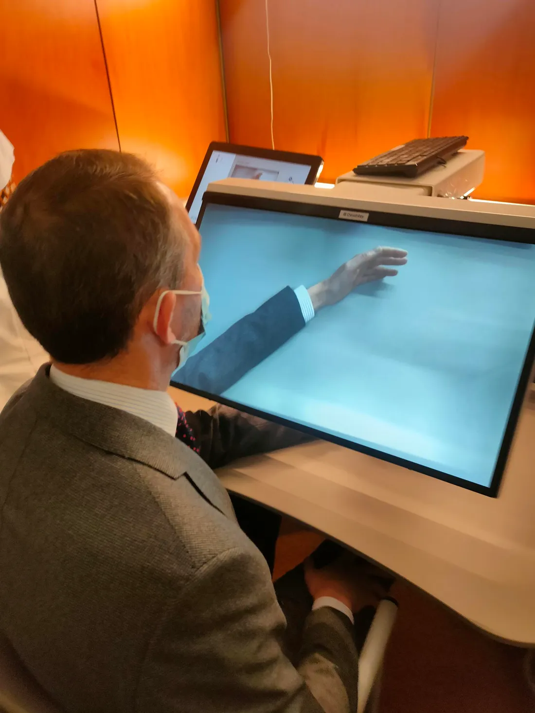 Alexandre Rochatte teste une machine au CHU de Bellevue