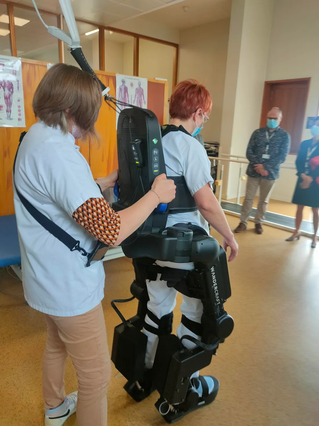 L'exosquelette est essayé par la kiné du CHU de Bellevue 