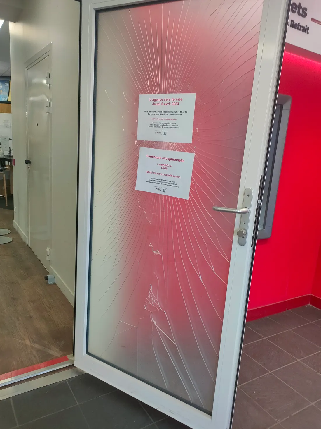 Un papier annonce la fermeture de la Société Générale sur la porte cassée de la banque 