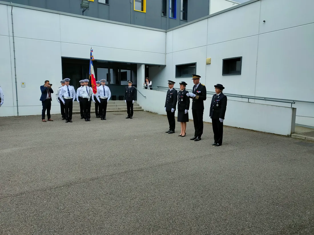 Jean Hayet (à gauche parmi les quatre fonctionnaires) lors de sa cérémonie d'intronisation