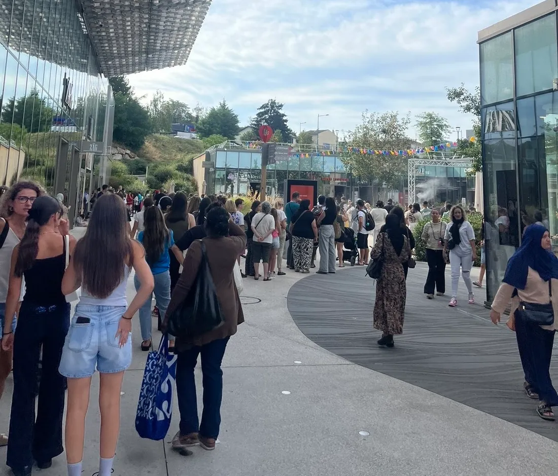 Une file d'attente était présente devant la boutique éphémère. 