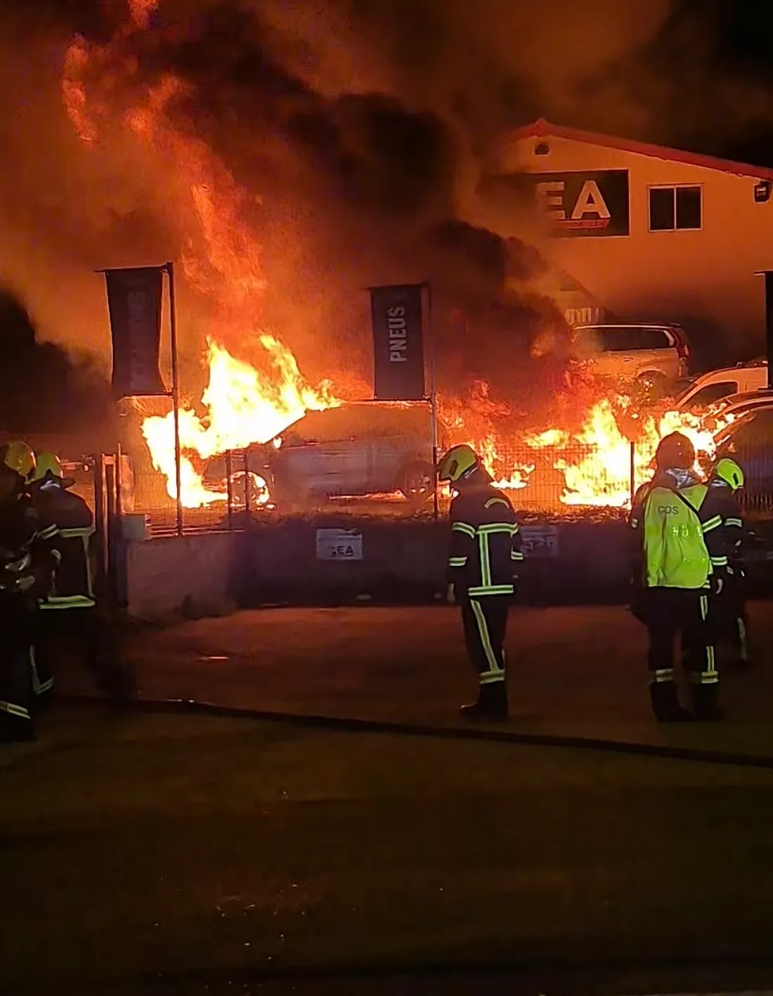 Les voitures en feu. 