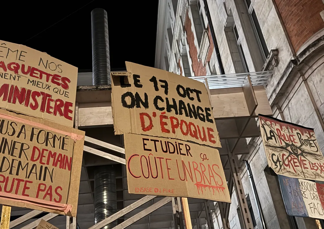 Des pancartes devant l'École nationale supérieure d'architecture de Saint-Etienne.