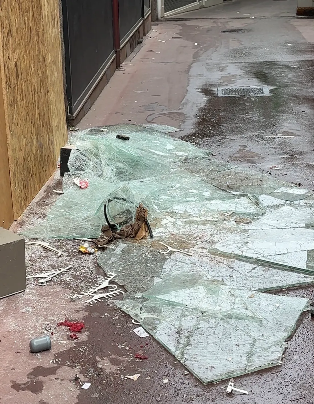 Des dégâts à Saint-Etienne au lendemain des violences urbaines. 