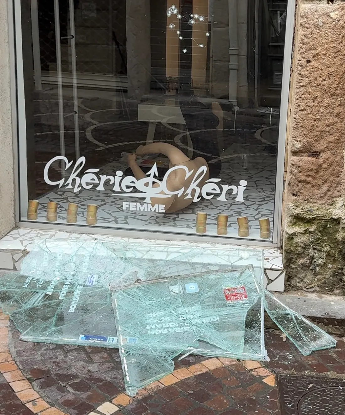 Les dégâts dans le centre-ville sont considérables.