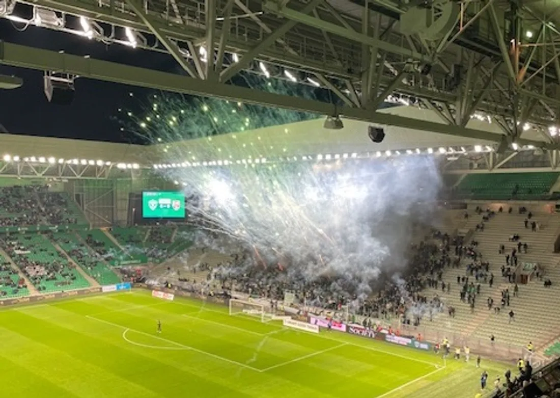Des feux d'artifices dans le Kop Sud lors de la réception de Guingamp.