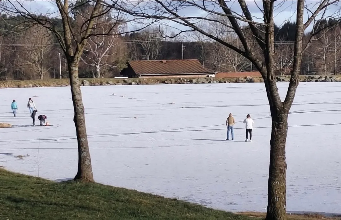 Plusieurs photos circulent montrant des personnes jouant sur la glace malgré les risques. 