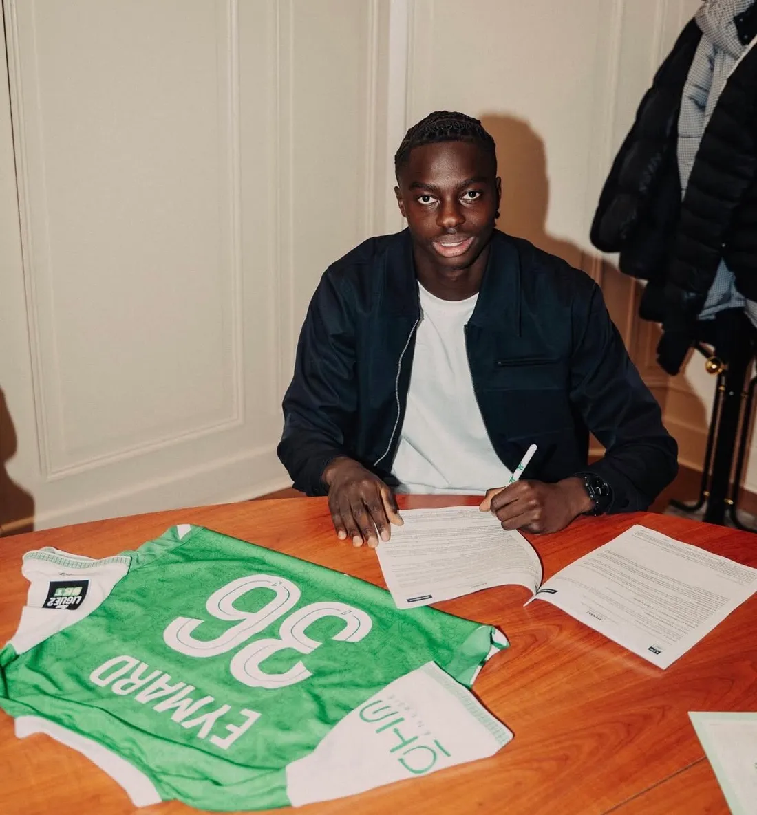 Il a fêté son anniversaire comme il se doit en signant son premier contrat pro. 