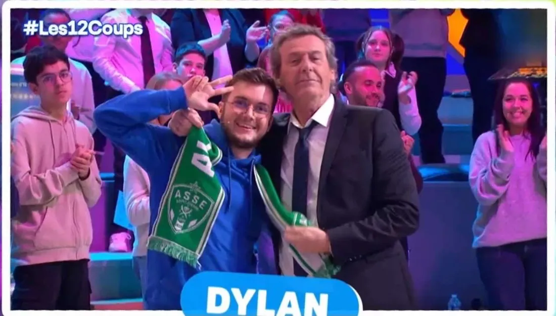 Le candidat Dylan pose avec l'écharpe des Verts aux côtés de Jean-Luc Reichmann. 