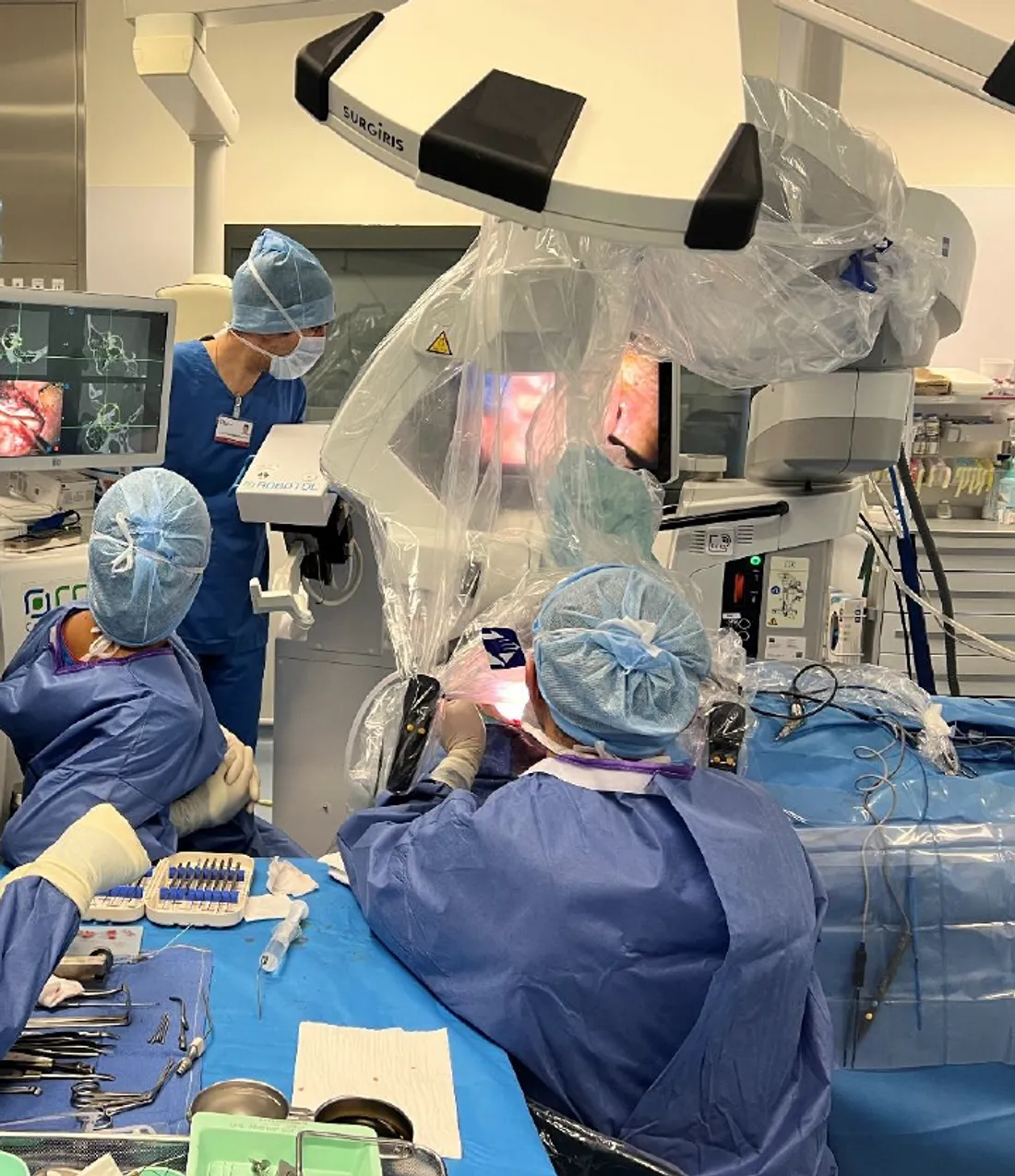 Le CHU de Saint-Etienne a réalisé une opération grâce à un robot et un scanner