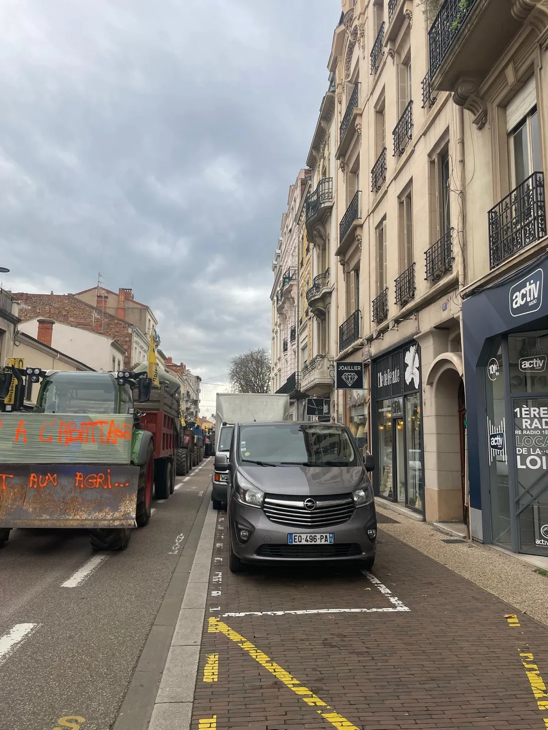 Les tracteurs bloquent la circulation. 