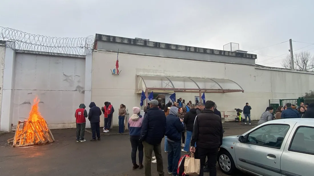 Le personnel s'est rassemblé devant la prison.