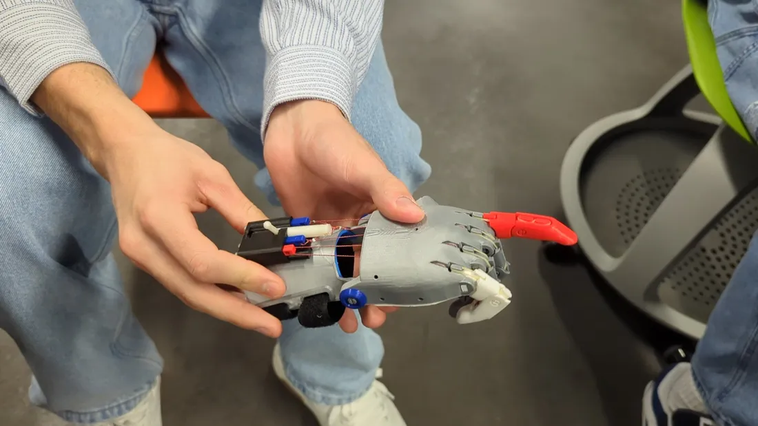 Des étudiants de l'ISTP améliore les prothèses de main de l'association e-Nable