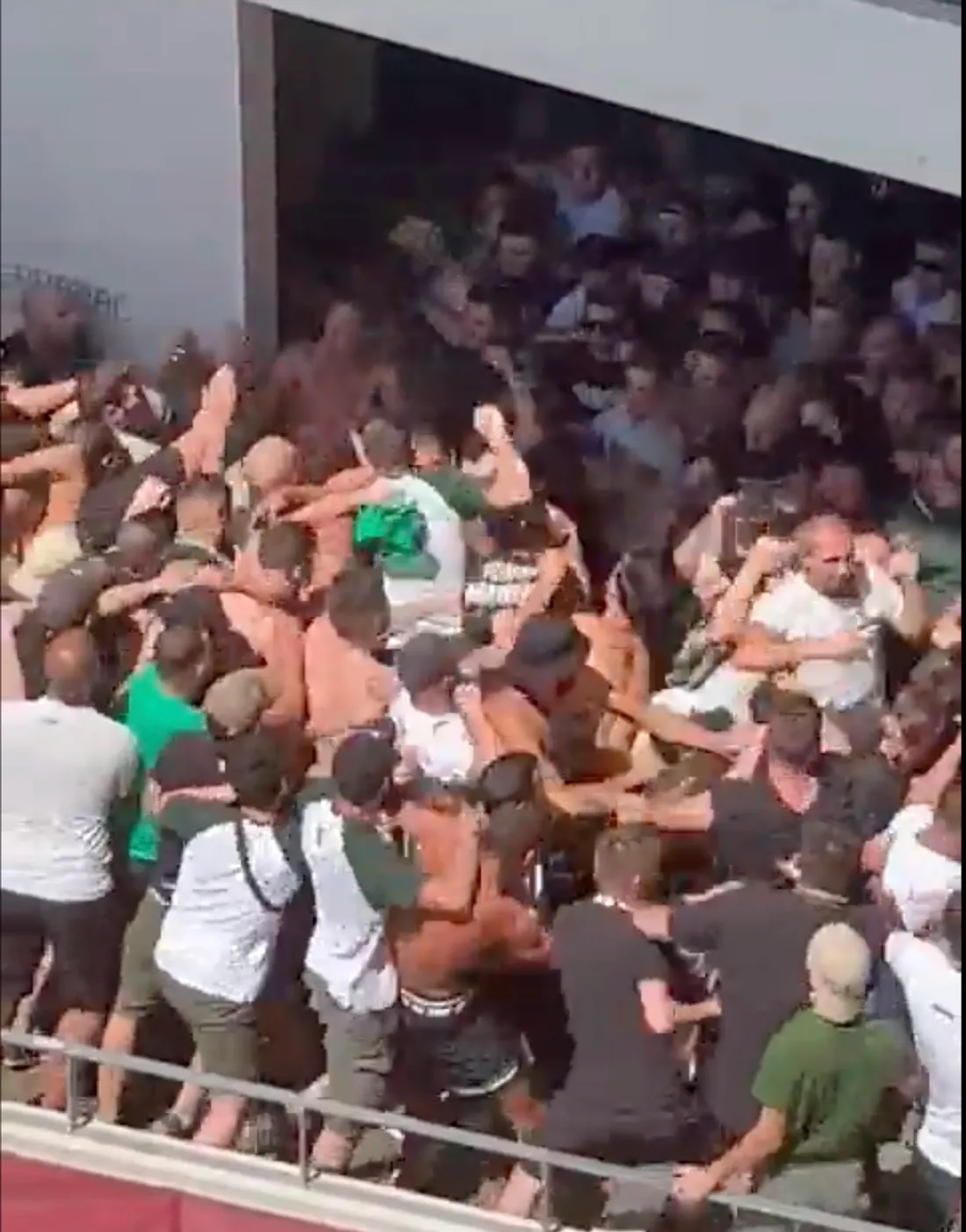 Les Verts ont perdu leur deuxième match, mais le plus affligeant était en tribune !