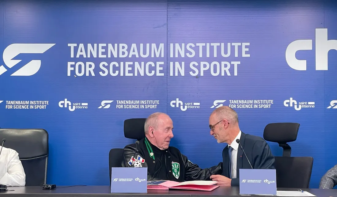 Larry Tanenbaum et Olivier Bossard, directeur du CHU actent symboliquement le don par une signature.