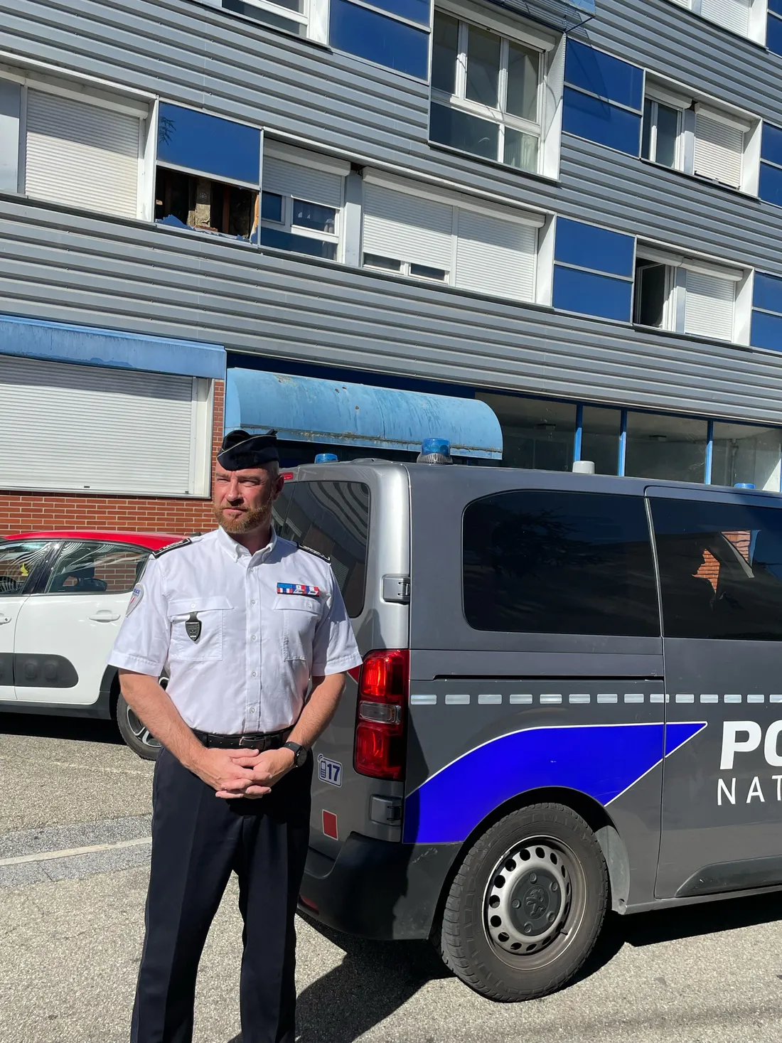 Yves Cellier, devant l'immeuble où avaient lieu les transactions de stupéfiants.