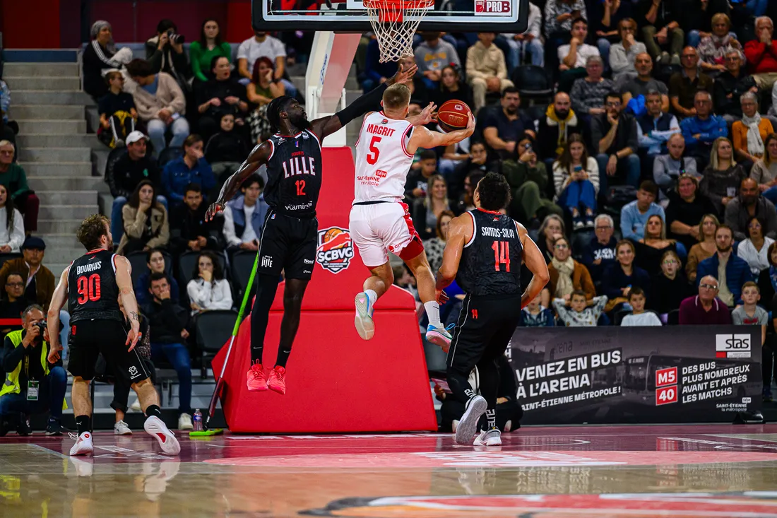 Basket : Théo Magrit lors de Saint-Chamond - Lille (98-92)