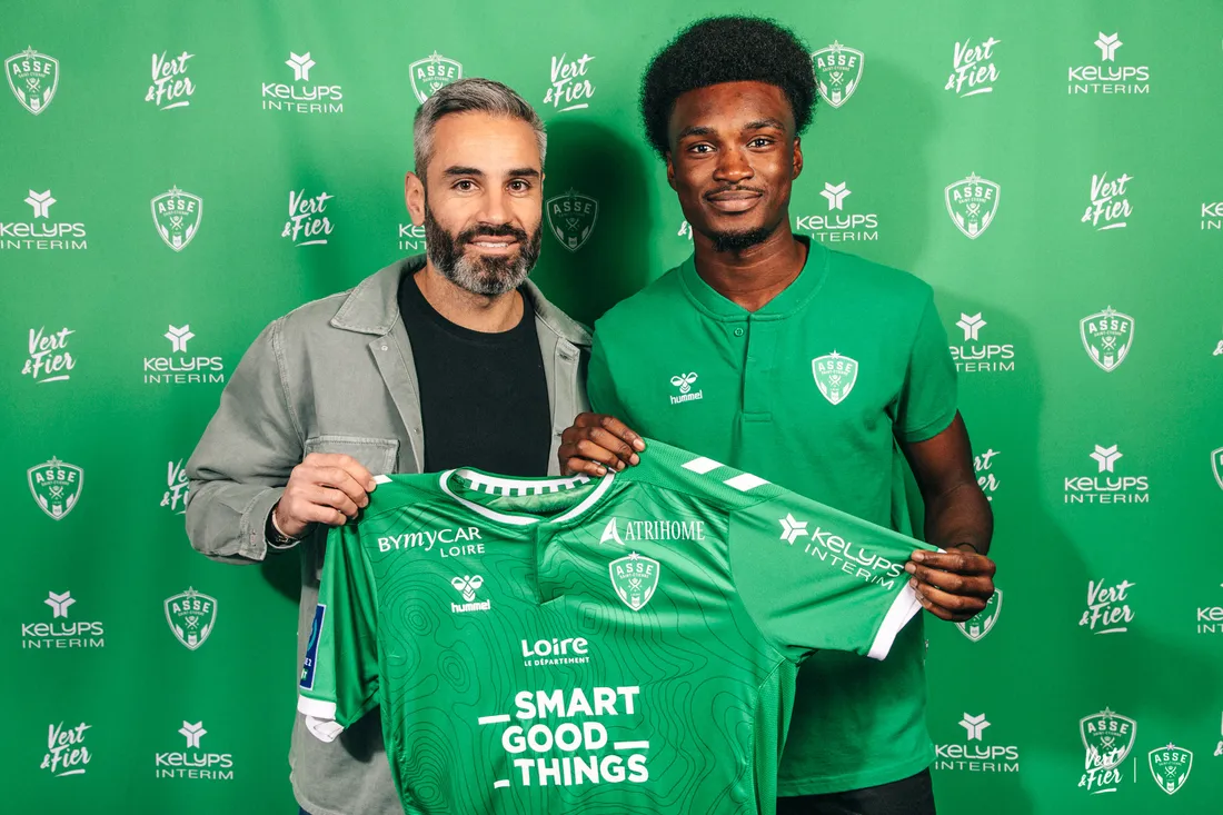 Beres Owusu, la nouvelle recrue de l'ASSE avec le coordinateur sportif Loïc Perrin