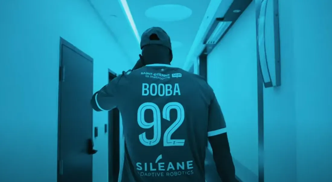Le rappeur Booba avec le maillot des Verts.
