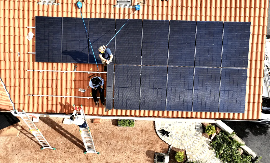 Pose de panneaux solaires par BRIVAL dans le Roannais