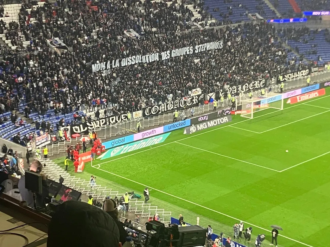 La banderole déployée dans les tribunes du Groupama Stadium. 