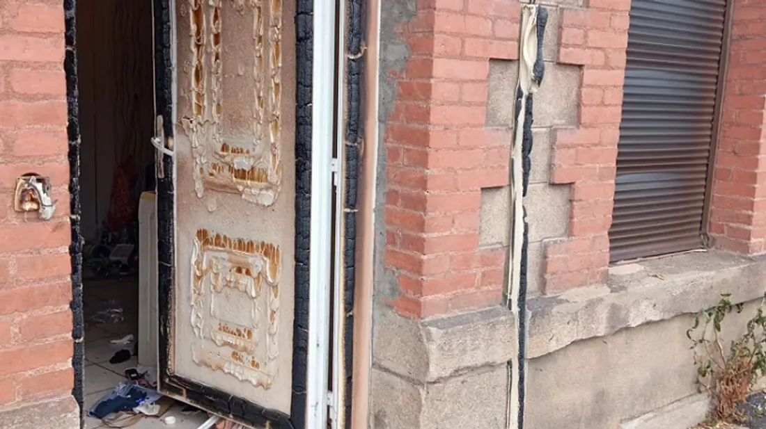 La porte de la maison a fondu à cause de la chaleur