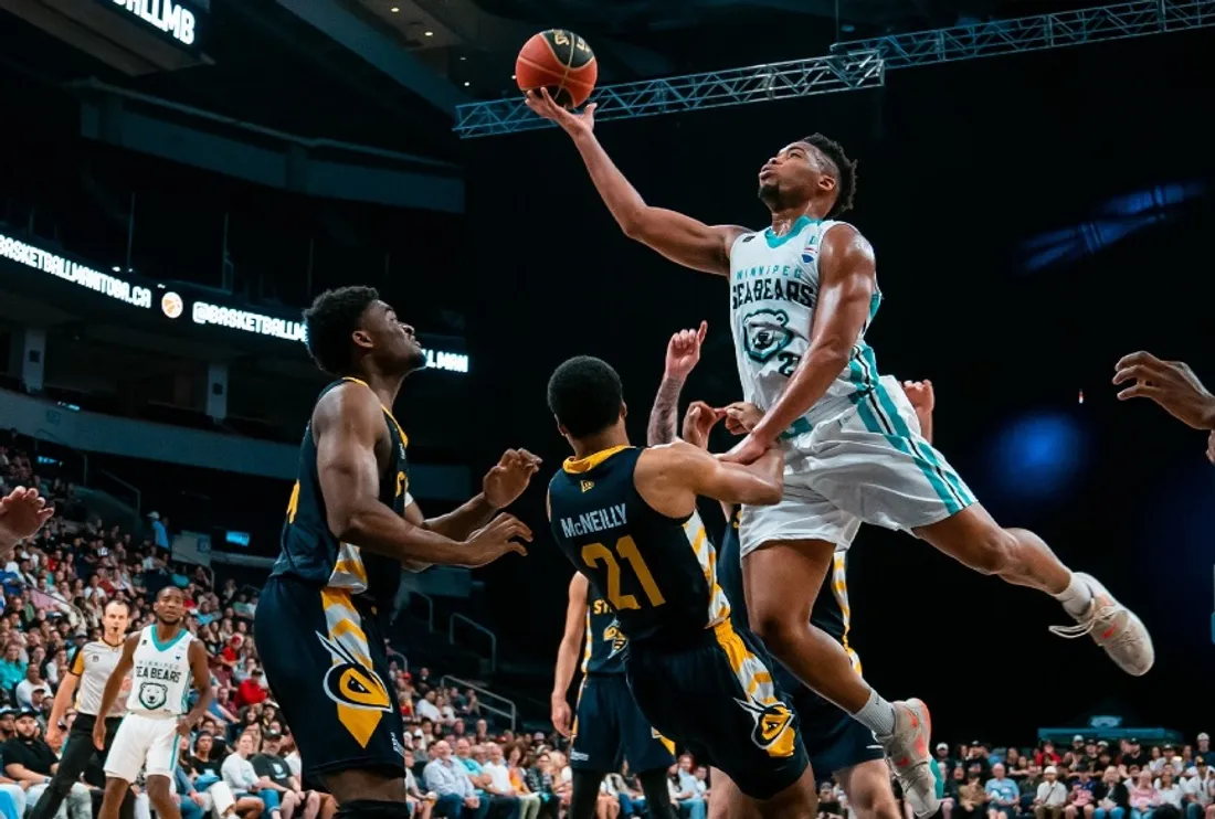 L’ailier-fort US au passeport nigérian E.J. Anosike.