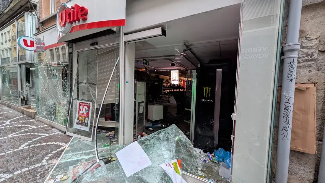 Une cinquantaine de commerces a été dégradé à Saint-Etienne.