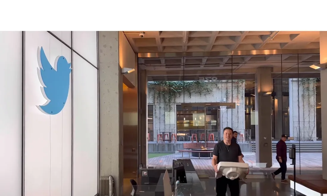 Elon Musk dans les bureaux de twitter 