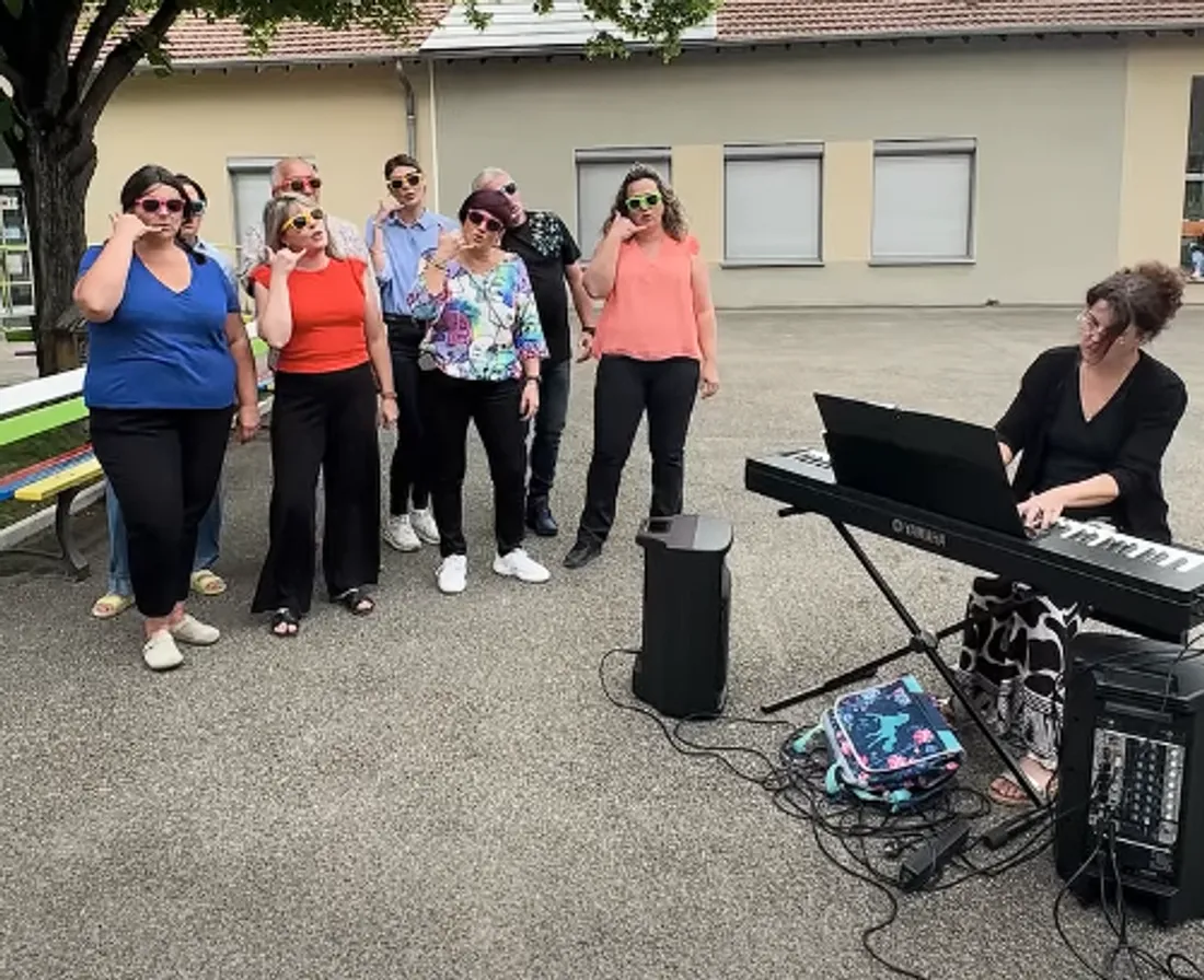 Les élus se sont donnés dans le clip.