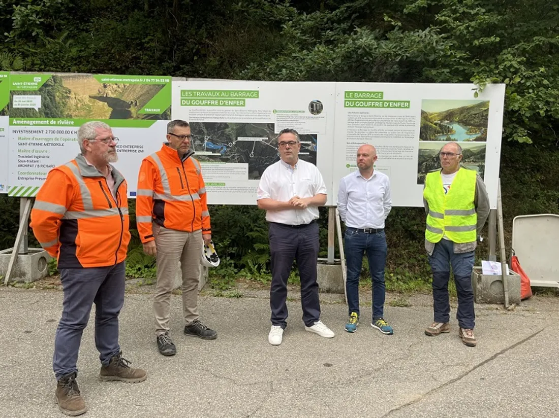 Les ouvriers et représentants du chantier du barrage