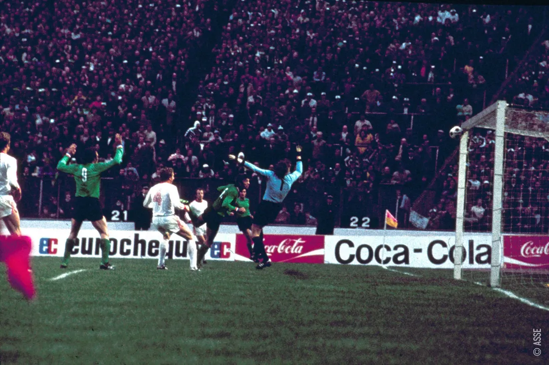 Jacques Santini frappe la barre