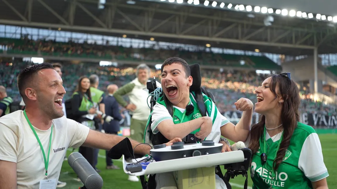 Helin, 17 ans, jouant l'hymne des Verts.